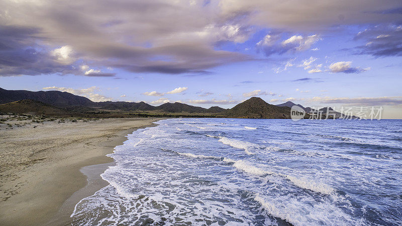 普拉亚德洛斯热那亚，在Cabo de Gata-Níjar自然保护区美丽的海滩之一-西班牙